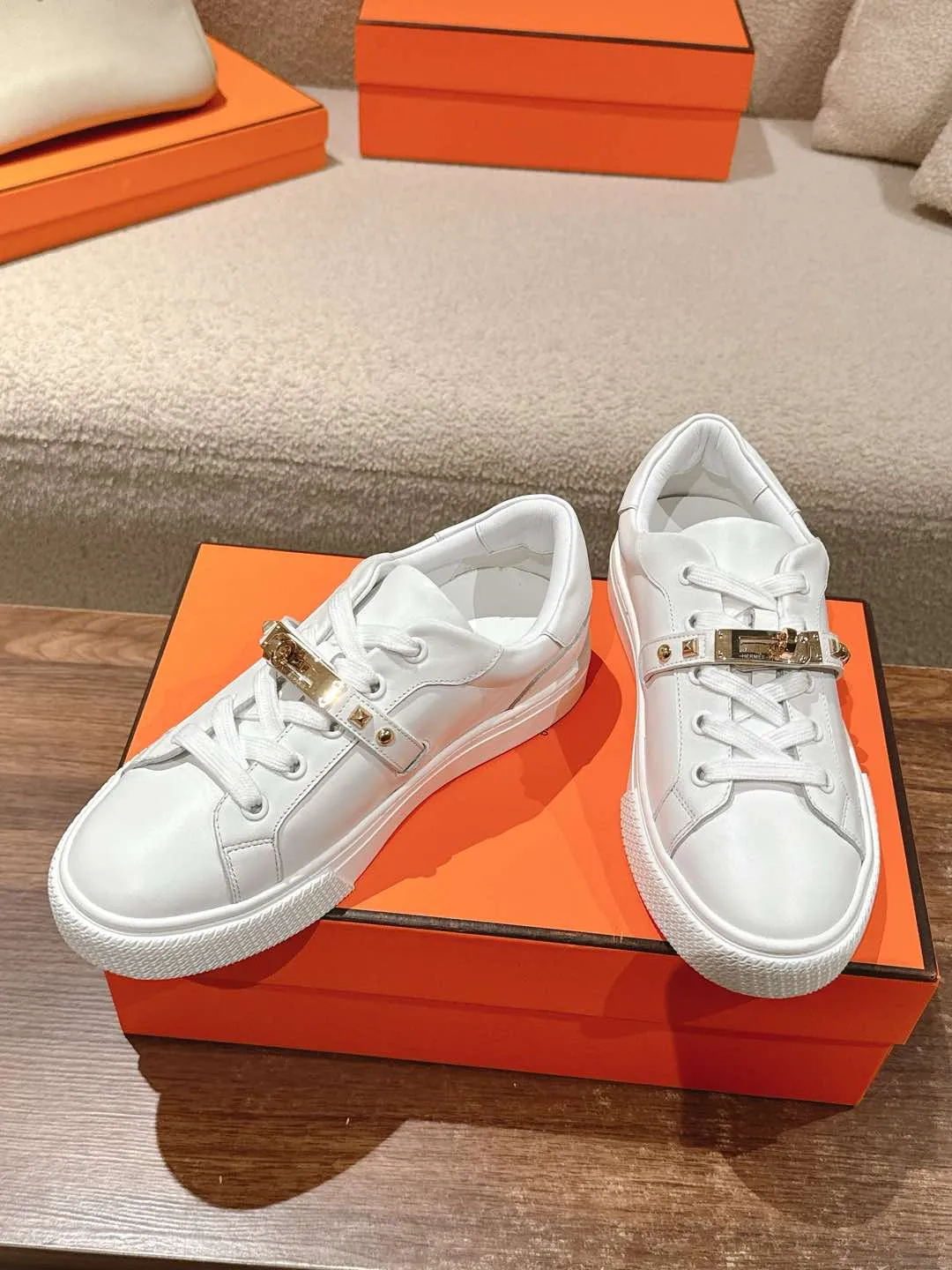 👟👟Ex-factory price 600👟👟Hermes top version couple model Epsom calfskin and calfskin loafer style lace-up sneakers, with functional rose gold-plated Kelly shoe buckles. Create a stylish urban look. Fabric: Specific cowhide/canvas material Lining: Sheepskin lining Outsole: Original molded TPU outsole Size: 35-45